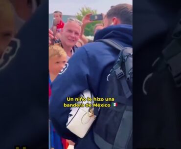 ¡ES EL ÍDOLO DE ROTTERDAM! 🤩🤗 Santi Giménez firmando y atendiendo a sus fanáticos #viral #futbol