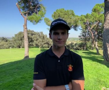 Ángel Ayora recibe consejos de Jon Rahm antes del Acciona Open de España 2023