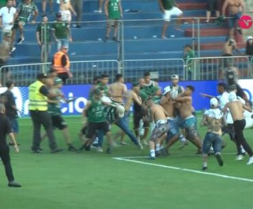 BRIGA GENERALIZADA! TORCIDAS DO CRUZEIRO E CORITIBA INVADEM O CAMPO E BRIGAM FEIO APÓS GOL!