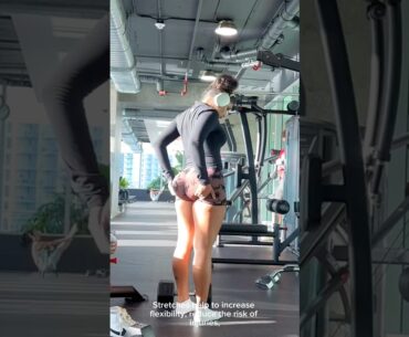 Mariana stretching before hitting those dumbbells #marianayusty #gym #fitness #short #healthy