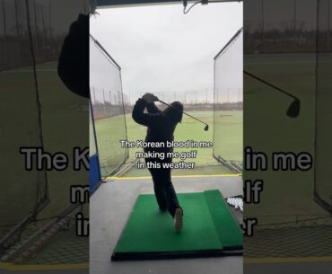 The Korean blood in me making me golf in the snow #golfgirl #golfinnewyork #wintergolf #koreangirl
