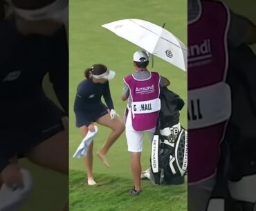 Barefoot brilliance from Georgia Hall! 👣