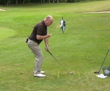 2 Minute Golf Tips - Knee Flex in the Golf Swing