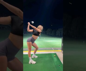 Golf girls👌....Love this move..#golfswing #golf