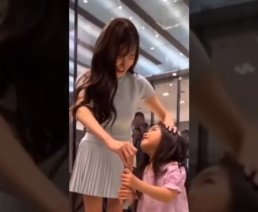 when little girl asked tiffany to play golf 🥺😭 so cute 💕