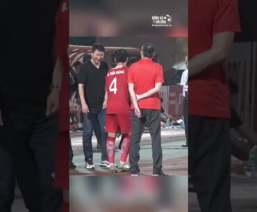 Bé Sushi theo chân bố Bùi Tiến Dũng chào hỏi HLV Kim Sang Sik #shorts #bongda #bongdadoisong