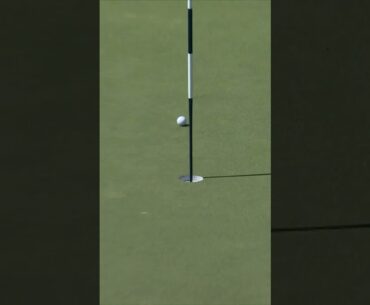 Ace alert! 🙌 No issue with the flagstick this time for Sepp Straka #usopen