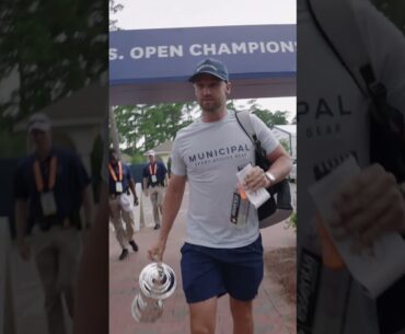 "See you in a week!" 😏 Defending champ Wyndham Clark returned the trophy! #usopen