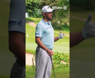 Alex probiert sich am Golfschläger. Fazit: Mach's doch einfach besser 😂