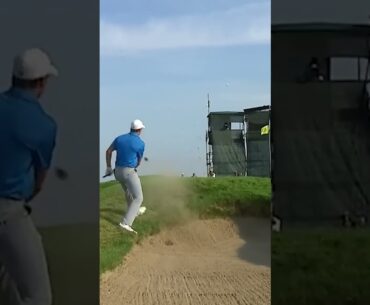 Jordan Spieth KNOWS how to get out of a bunker! 👏