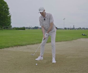 Sebastian Heisele mit den SM10 Wedges im Bunker