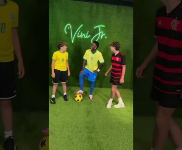 Vini Jr. pretending to be a wax figure at Madame Tussauds 🤣