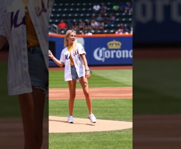 Viral internet star Haliey Welch threw out the first pitch at the Mets game today! ⚾️