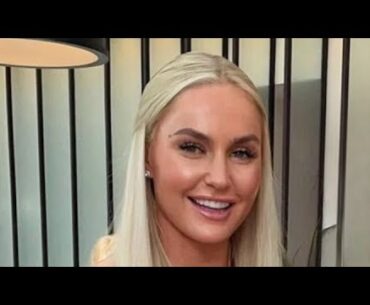 Bra-less Charley Hull Turns Head In white-blue outfit