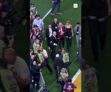 Taylor Swift's bodyguards were tossing photographers left and right #shorts