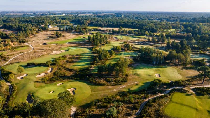 For Les Bordes, Gil Hanse designed a 7,391-yards-long course that is very wide, natural and open. Built on sandy soil, the New Course has a heathland style layout with 100% fescue grass. Hanse’s creation is considered to be a masterpiece and is now ranked as a Top 100 Course in the World by Golf Magazine. 