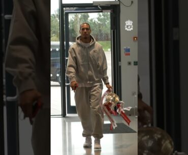 Virgil van Dijk arrives with a new accessory 🏆