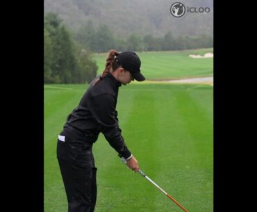 Even in the heavy rain, Nataliya Guseva has a very stable tee-shot.