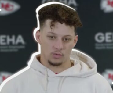 Patrick Mahomes JOKES Andy Reid is "getting kind of SKINNY" for his Santa Claus COSTUME