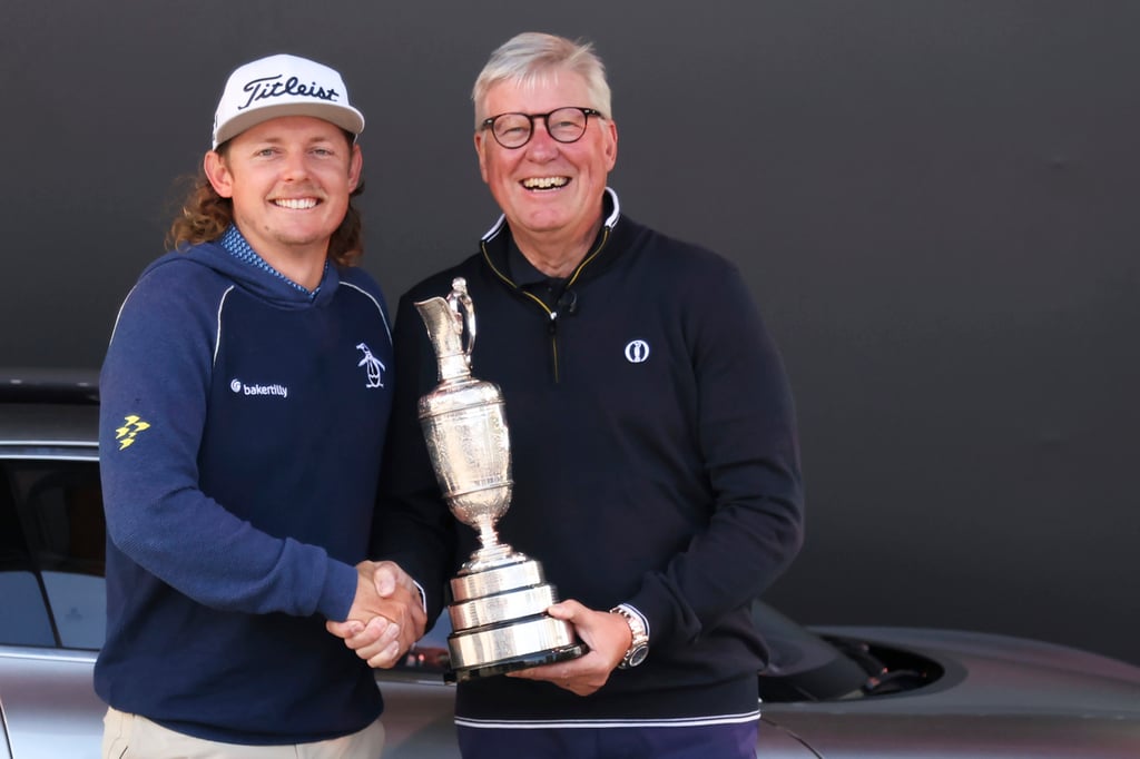 Martin Slumbers (right), presenting the Claret Jug to Australian Cameron Smith, who won the 2022 British Open. Photo: AP