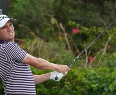 Justin Thomas goes long, takes one-shot lead over Scottie Scheffler