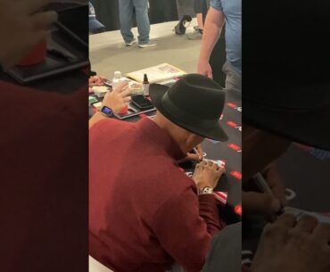 MLB HOF Reggie Jackson Signing Autographs #reggiejackson #yankees #mlb #baseball #autograph #usa