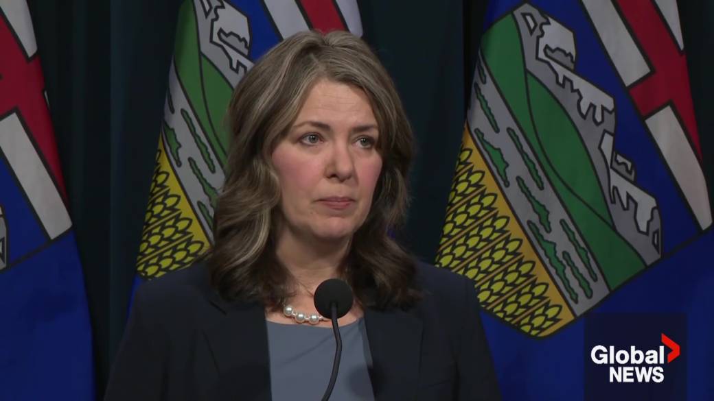 Click to play video: 'Analysts not surprised by Danielle Smith’s decision to not sign premier’s agreement'