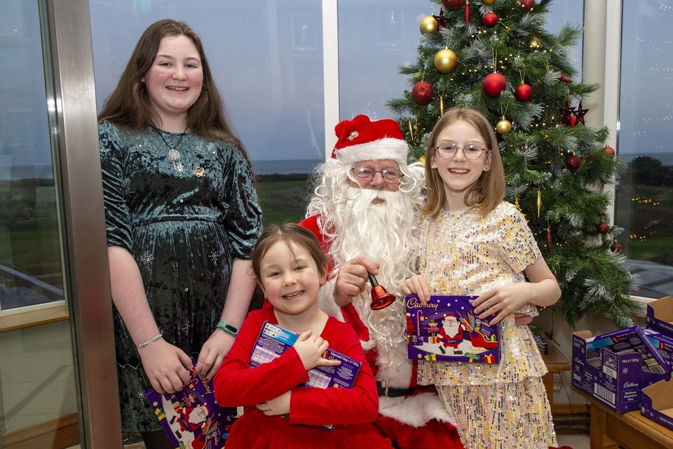 Baileigh O'Connor, Harper O'Connor and Elsie Weller with Santa at the Arklow Golf Club Christmas party. Photo: Michael Kelly