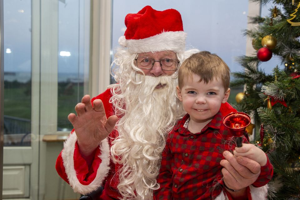 Ollie McLuughlin and Santa at the Arklow Golf Club Christmas party. Photo: Michael Kelly