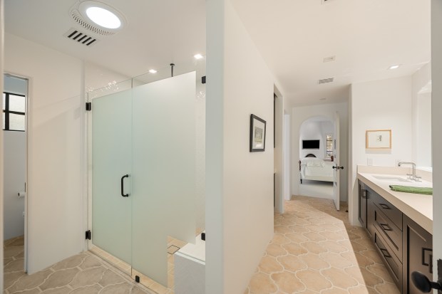 The primary bathroom. (Courtesy of Desert Sothebys International Realty)