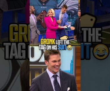 Gronk is something else 😂 #Gronk #TomBrady #Patriotsfootball #Buccaneersfootball #nfl