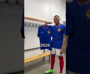 Kylian Mbappé présente le maillot bleu #shorts