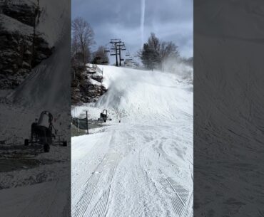 Chestnut Mountain Illinois Snowboarding! Drop on Mine Shaft! Black Diamond Ski Run Chestnut Mtn!