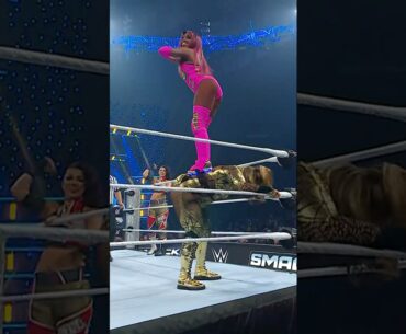 Naomi just danced on top of Nia Jax 💃
