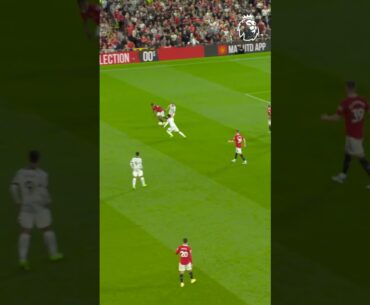Sancho sends the defender and scores vs Liverpool