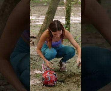 Survival skills of a beautiful woman in the forest! 😯 #hack #diy #camping  #nature #survivalhacks