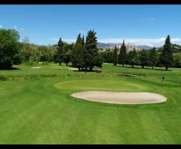 Vue aérinne du trous numero 1du golf de Biot Antibes en 4k