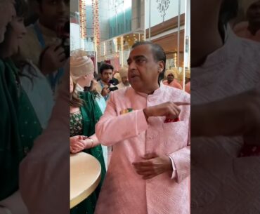 Mukesh Ambani EXPLAINS about the Indian wedding to his foreign guests at Anant's wedding #shorts