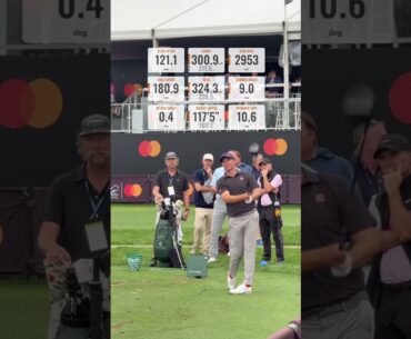 Adam Scott knows how to do a proper club twirl 😅