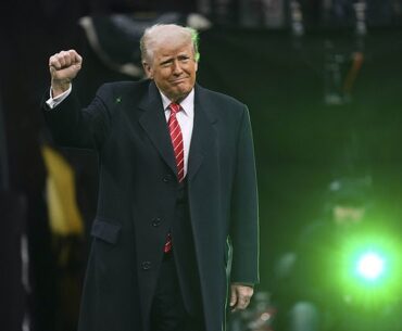 Donald Trump got a standing ovation as he arrived at the NCAA Wrestling Championships