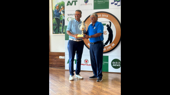 Sandeep Sandhu (left) being presented with the AV Thomas rolling trophy by former member of the International Golf Federation Olympic Golf Committee Dilip Thomas. (HT Photo)