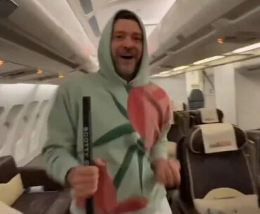 Justin Timberlake pays tribute to Tiger Woods after sinking crazy plane putt