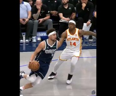 Anthony Davis reaches way back for the oop from Klay Thompson!