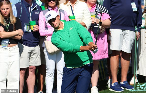 Golf - The Masters - Augusta National Golf Club, Augusta, Georgia, U.S. - April 11, 2025 Sweden's Ludvig Aberg hits his approach on the 2nd hole during the second round REUTERS/Mike Segar