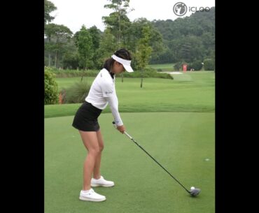 Muni He hits her nervous first hole tee-shot like this.
