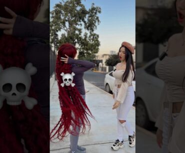 Cree que tiene el cabello largo 💀