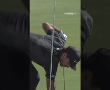 This golfer had to make THIS CHIP to force a play-off 😲