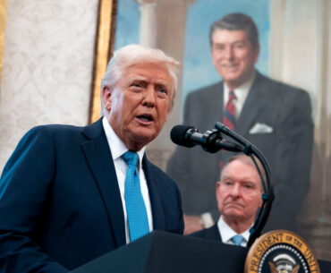 Trump Offers a Private Dinner to Top 220 Investors in His Memecoin
