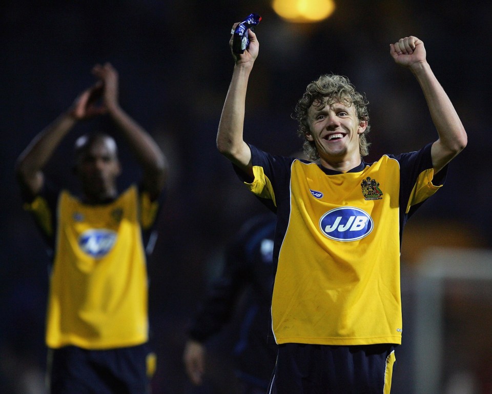 PORTSMOUTH, UNITED KINGDOM - NOVEMBER 05:  Jimmy Bullard of Wigan salutes the travelling Wigan fans at the end of the Barclays Premiership match between Portsmouth and Wigan Athletic at Fratton Park on November 5, 2005 in Portsmouth, England.  (Photo by Mike Hewitt/Getty Images)
