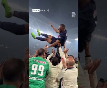 👋❤️💙 Mbappé porté en héros par ses coéquipiers pour sa dernière avec le PSG ! #shorts
